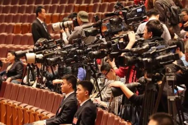 千龙网采访部副主任田北北：以往两会大多是传统媒体一统天下，而现在，网络媒体已成为两会报道的主力军，无论是发稿速度、篇幅、稿件深度都已经实现超越。网络媒体不仅仅局限于程序性报道，更多的是注重策划。今年千龙网与北方网、长城网联合推出&ldquo;京津冀三网看两会&rdquo;栏目，三网采编人员齐心协力，推出数十篇报道。报道中国、报道世界、展示中国、展示新时期中国人的中国梦，因为网络一线牵。5